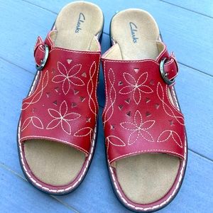 Womens Clark’s Red Leather Sandal Slides Size 9